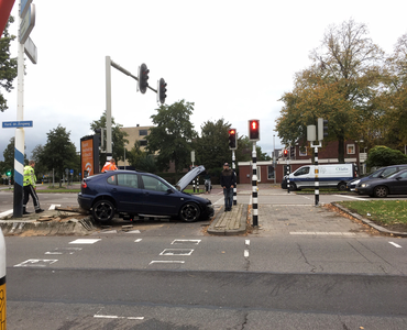 846032 Afbeelding van een auto die een verkeerslicht geramd heeft op het Eykmanplein (kruising Kardinaal de Jongweg) te ...